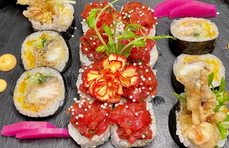 sushi z surową rybą 