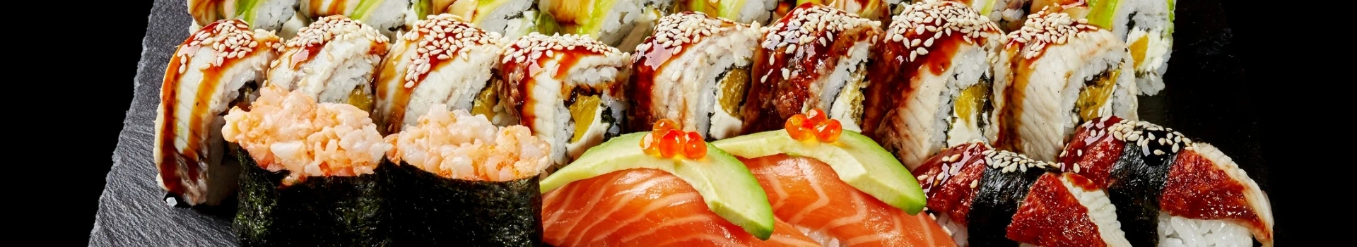 sushi posypane sezamem