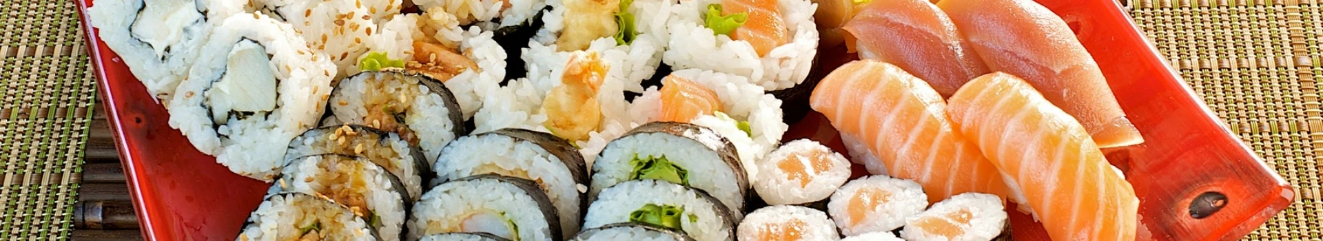 kawałki sushi na talerzu