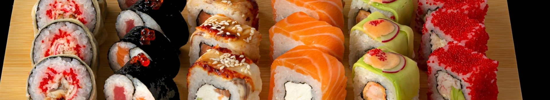 estetycznie ułożone kawałki sushi