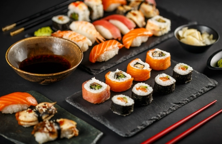 sushi na talerzach